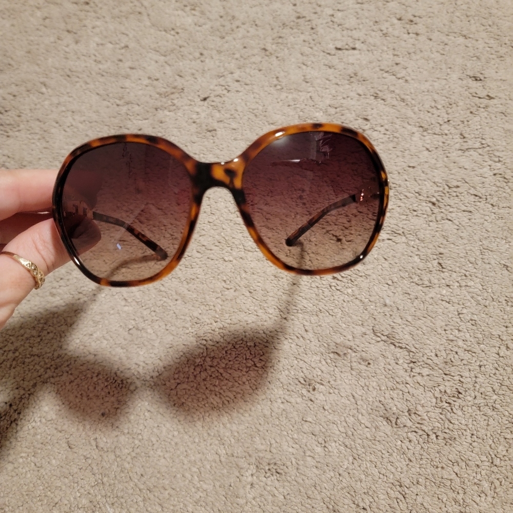 Guess Sunglasses with Case - Picture 5 of 15